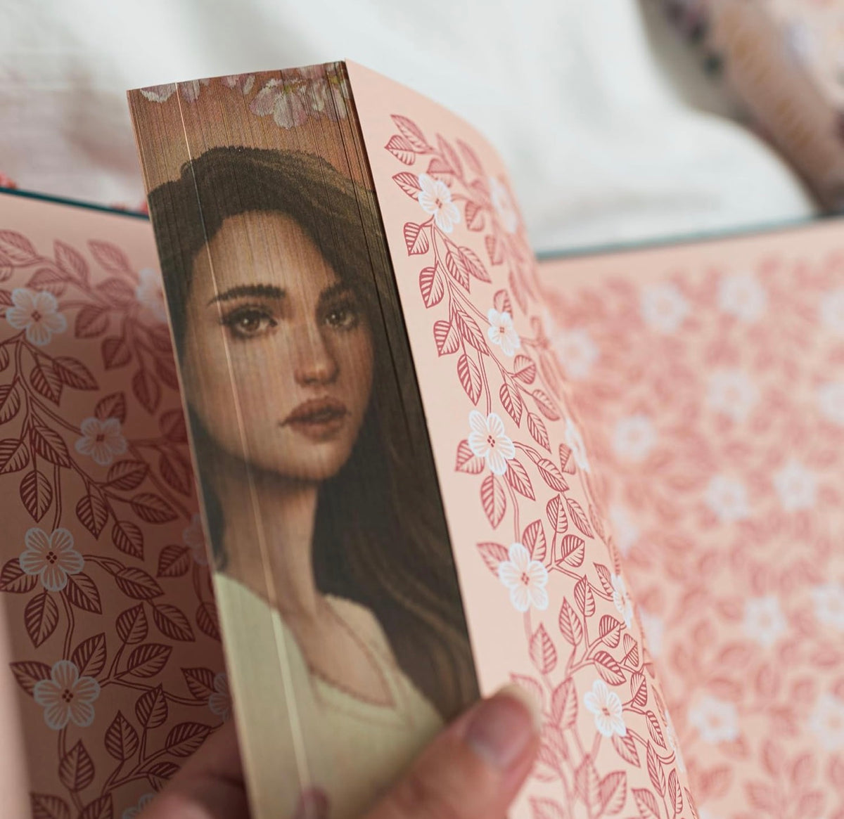 Twilight by Stephenie Meyer (The Twilight Saga: Book #1- Deluxe Collector’s Edition)