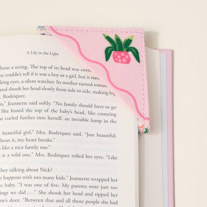 Book Shelfie Corner Bookmark